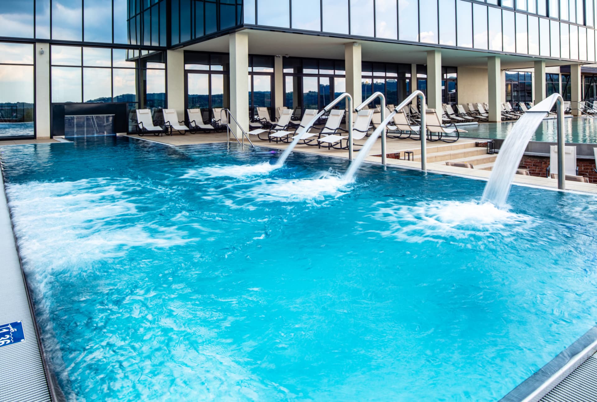 empty-swimming-pool-with-hydrotherapy-showers